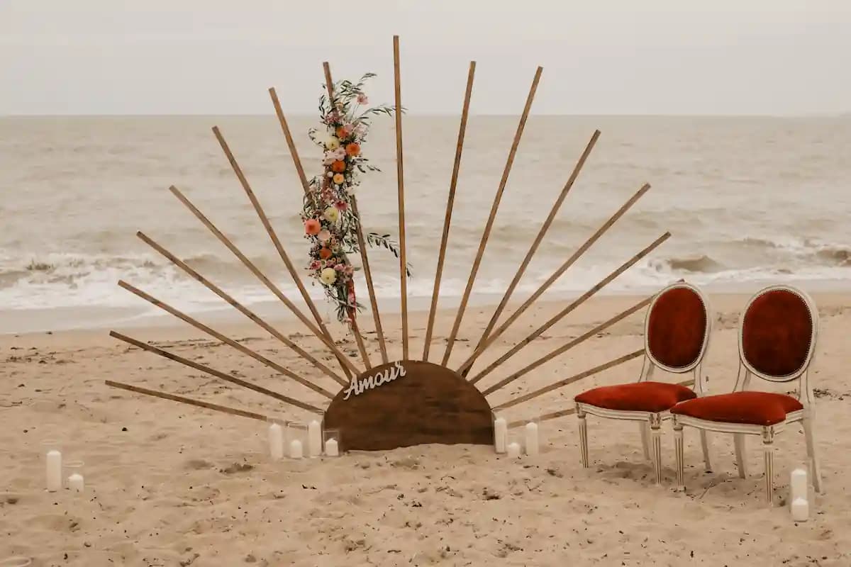 Une arche de cérémonie laïque pour votre mariage à la plage