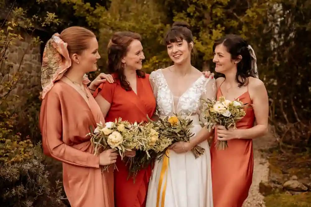Bouquets de la mariée et demoiselles d’honneur assortis