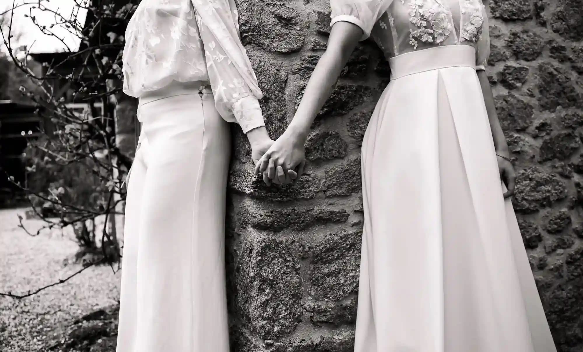 Couple de mariées se tenant la main - noir et blanc