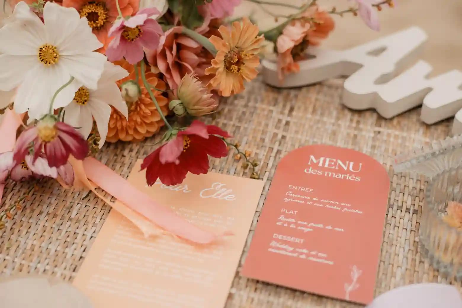 Zoom sur votre papeterie de mariage, élégante et colorée