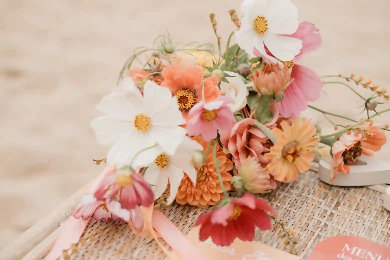Bouquet de cosmos, zinnias et dahlias aux tons rose et orangé