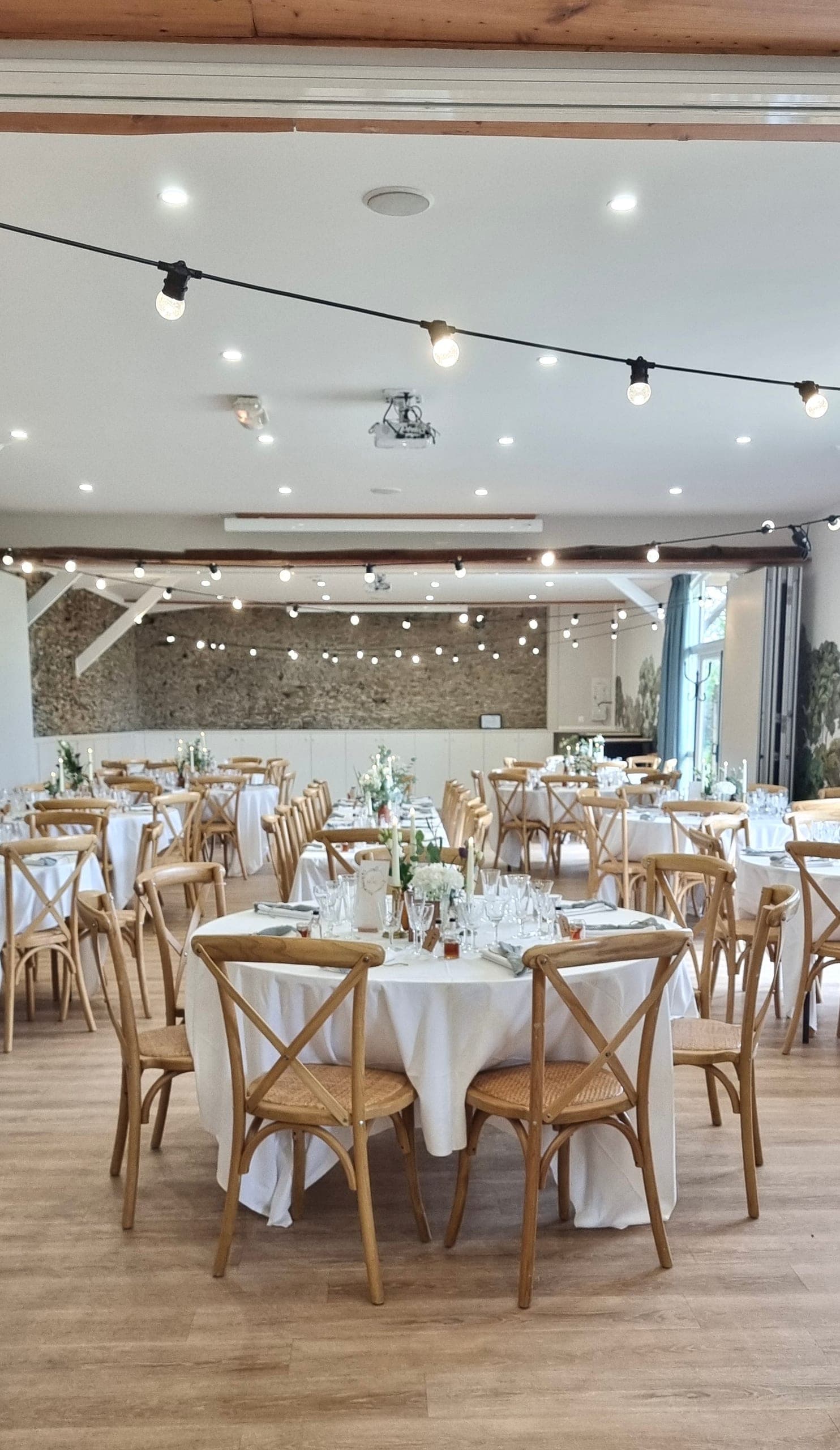 Salle de réception décorée et installée à Pornic, sous des guirlandes guinguette