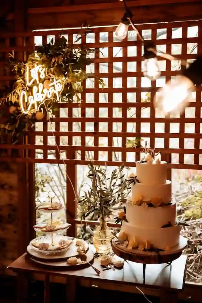 Wedding cake blanc décoré de citrons et de feuillage