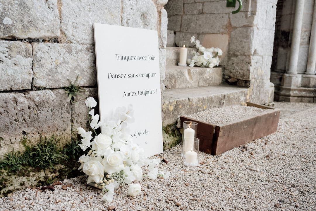 La mariée sous les voûtes de l'abbaye